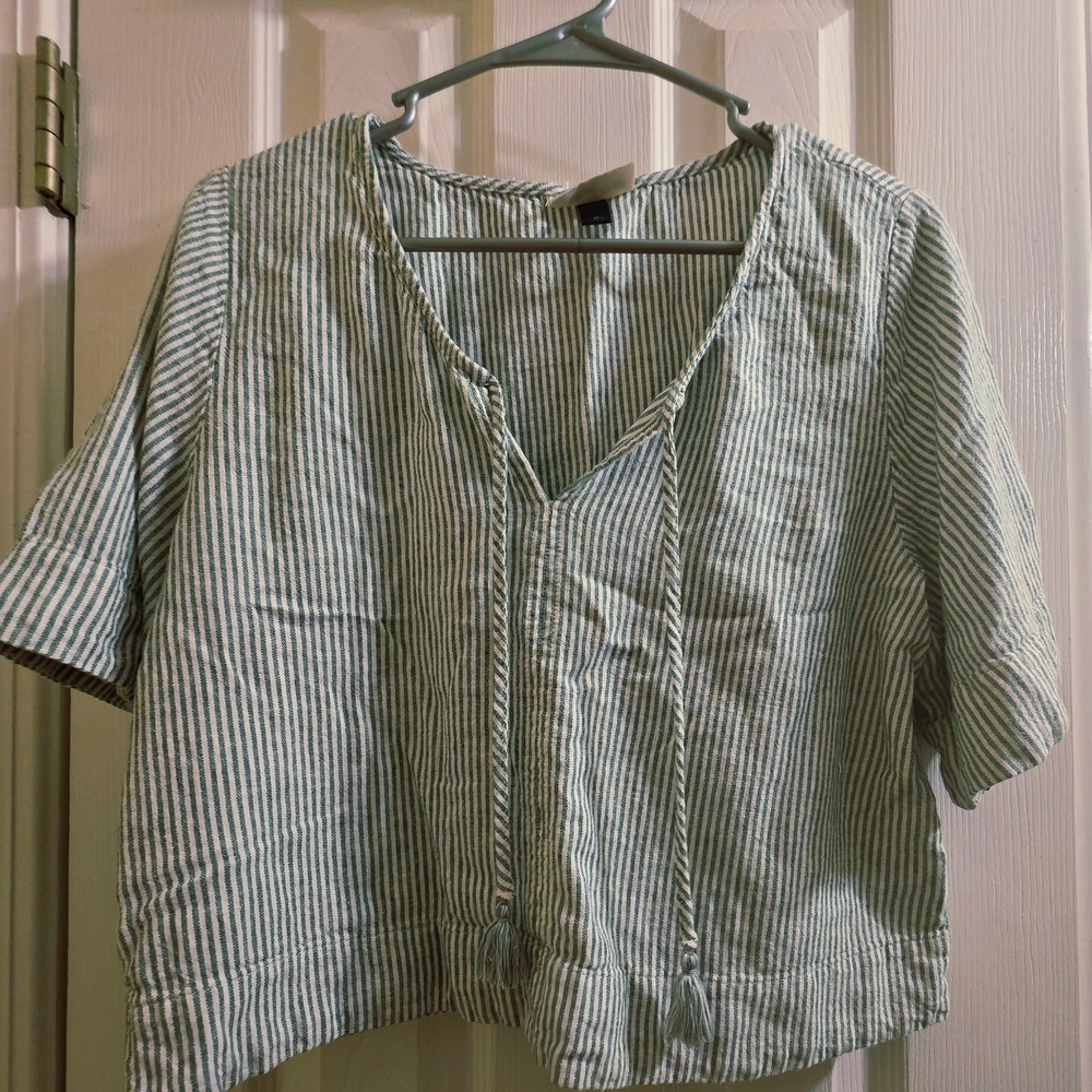 $4/24 Universal Thread Green and White Striped V-Neck Tie-Front Tunic